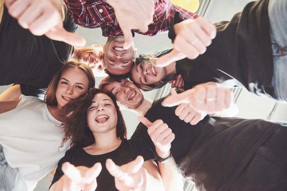 heureux-groupe-amis-leurs-mains-ensemble-au-milieu.jpg