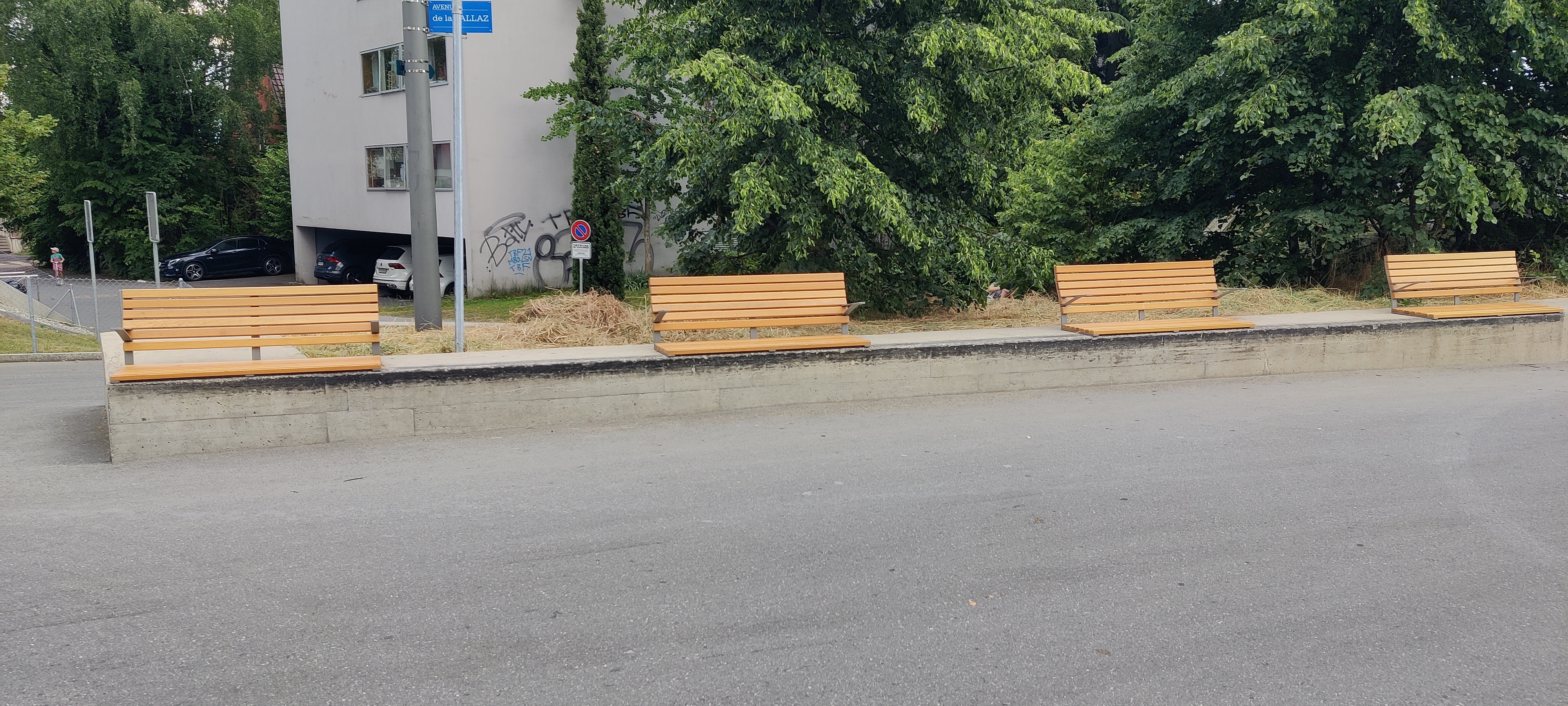 Image média: Enlever les bancs qui empêchent aux adolescent de La Sallaz de faire du skateboa